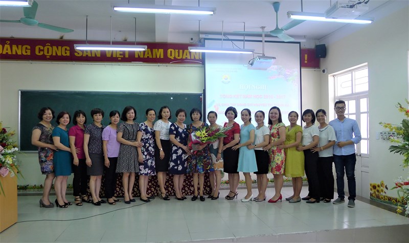 THCS Ái Mộ tổ chức buổi gặp mặt chia tay và cũng là sự tri ân đối với cô giáo Nguyễn Thị Thanh Hà - giáo viên tổ Xã hội về nghỉ hưu theo

chế độ